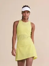 Musculosa deportiva de color amarillo lima, con diseño sin mangas y cuello redondo. Confeccionada en tejido técnico con textura microperforada para mayor ventilación, ofreciendo un ajuste anatómico y transpirable.