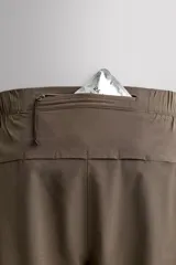 Short deportivo Zara Athleticz modelo Boulder 9", color beige, confeccionado en tejido técnico ligero y elástico. Cuenta con cintura elástica ajustable con cordón interior, bolsillos frontales y aberturas laterales en el bajo.