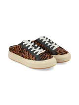 Zuecos tipo sneaker sin talón con estampado animal print de leopardo, pasador de cordones blancos y plataforma de goma beige.