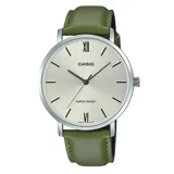 Reloj Casio modelo MTPVT01L-3BUDF con caja de acero inoxidable plateada y esfera beige. Cuenta con correa de cuero sintético verde oliva, índices negros y números romanos en las posiciones de las 12 y las 6. Posee movimiento de cuarzo japonés y cristal mineral resistente.
