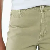 Jean wide leg de tiro alto color verde militar, con diseño de pernera ancha y bolsillos clásicos.