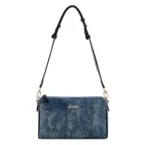 Cartera tipo bandolera Guess modelo Kassie, confeccionada en tela denim con efecto lavado. Presenta cierre superior, herrajes metálicos dorados y correa ajustable de cuero sintético oscuro.