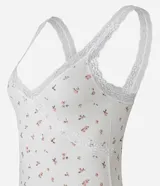 Blusa de pijama color crema con estampado floral, escote en V con encaje y tirantes finos.