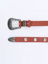 Cinto rojo estilo texano con hebilla, pasador y puntera metálicos plateados con detalles grabados en relieve.