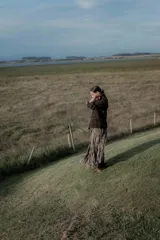 Pollera larga de corte amplio con acabado texturizado y efecto arrugado, confeccionada en tela con caída fluida y cintura elástica.