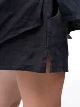 Shorts de lino color azul marino, con cintura elástica y dos bolsillos laterales.