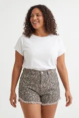 Short de mezclilla color blanco, de tiro alto con detalles de flecos en el ruedo.