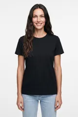 Remera básica de manga corta y cuello redondo, color negro, de corte clásico y ajuste cómodo.