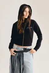 Campera crop tipo hoodie color negro, con capucha, cierre frontal metálico y bolsillos canguro. Presenta diseño corto y bordado sutil de la marca en el pecho.