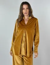 Camisa amplia de terciopelo color gris plomo, con cuello mao y cierre frontal con botones.