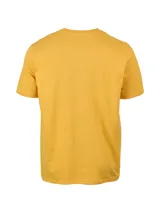 Remera de algodón color amarillo mostaza con cuello redondo y mangas cortas. Presenta un estampado gráfico frontal estilo vintage con la ilustración de un tractor y textos alusivos.