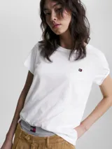 Remera blanca de cuello redondo y manga corta, confeccionada en mezcla de algodón orgánico y viscosa, con diseño slim y logotipo bordado en el pecho, en colaboración con Shawn Mendes.