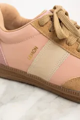 Zapatillas deportivas Lemon de cuero y gamuza color rosa, con cordones y suela de goma marrón.