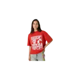 Remera oversize roja de Eme Studios, con cuello redondo y mangas cortas. Cuenta con un gran estampado frontal en color blanco con diseño gráfico, texto y estilo de póster.