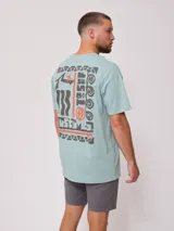 Remera oversize color verde menta, con cuello redondo, manga corta y estampa pequeña en el pecho.