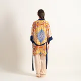 Kimono de gasa con estampado floral multicolor y ribete azul marino.