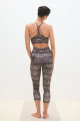 Calza deportiva 7/8 de tiro alto con estampado animal print de leopardo en tonos marrones y negros.