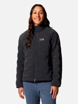 Campera técnica de plumón Mountain Hardwear, modelo Stretchdown, en color negro. Presenta un diseño acolchado con tecnología de tejido elástico, cierre frontal de dos vías, bolsillo en el pecho con cierre y bolsillos laterales. Cuenta con puños elásticos y ajuste en el dobladillo.