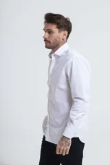 Camisa blanca de vestir, de manga larga y corte clásico.