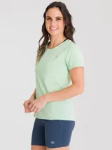 Remera deportiva de manga corta en color verde menta, con cuello redondo y ajuste ergonómico. Presenta un diseño técnico transpirable ideal para actividades físicas.