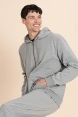 Campera deportiva con capucha, confeccionada en tejido de punto color gris melange, con puños y ruedo acanalados.