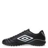 Championes de fútbol Umbro modelo Classico III TF, color blanco con detalles en negro. Presentan un diseño con costuras en la puntera para mayor control, cierre con cordones y suela multitaco diseñada para superficies sintéticas.
