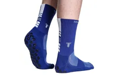 Medias deportivas antideslizantes de color azul con detalles en blanco y negro. Presentan un diseño de rayas blancas y flechas en la parte superior, el logo de la marca en blanco y puntos antideslizantes negros en la planta del pie.