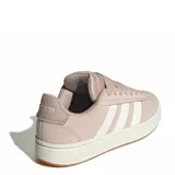 Championes Adidas Grand Court Alpha de estilo urbano, confeccionados en gamuza sintética color rosado suave (taupe). Presentan las icónicas tres tiras laterales en un tono más claro, cierre de cordones al tono y suela de goma con entresuela Cloudfoam para mayor amortiguación.