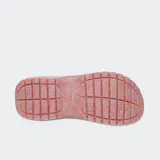 Sandalia Crocs Classic Mega Crush de color negro, con plataforma elevada y suela dentada. Presenta dos correas anchas en la parte delantera y una correa trasera ajustable.