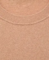 Jersey de cashmere color tostado, de tejido de punto fino, cuello redondo, diseño recto y manga larga con puño acanalado.