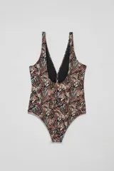 Malla entera de una pieza con escote en V profundo y nudo central en el busto. Presenta un estampado abstracto en tonos tierra, negro y verde menta.