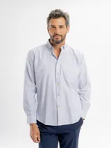 Camisa de manga larga con diseño de rayas finas, cuello con botones y bolsillo frontal. Presenta cierre de botonadura frontal y corte regular.