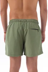 Short de baño verde militar con cintura elástica ajustable con cordón negro, bolsillos laterales y bolsillo trasero con cierre.