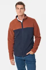 Campera de micro polar bondeado con diseño bicolor, combinando paneles en color terracota y azul marino. Presenta cuello alto, cierre frontal completo y bolsillos laterales con cierre.