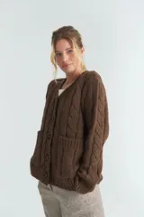 Cardigan de tejido de punto con diseño de ochos, escote en V, cierre frontal con botones y bolsillos delanteros. Presenta una silueta relajada y mangas largas.