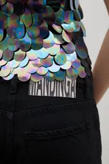 Top halter de cuello alto, confeccionado en tejido negro con acabado brillante y textura sutil.