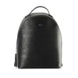 Mochila mediana negra de símil cuero con relieve, acceso con cierre, herrajes plateados, correa fija, un compartimento, un bolsillo interno con cierre y dos abiertos, un bolsillo externo con cierre. Diseño de gran capacidad y súper liviano.