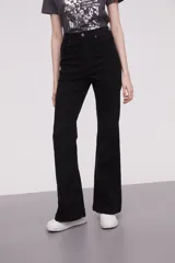 Pantalón Oxford de tiro alto color negro.