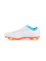 Championes de fútbol Umbro Speed HG, color negro con detalles en celeste. Capellada de cuero y flyknit, suela de TPU y plantilla de EVA y mesh.