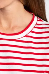 Remera de manga larga con diseño de rayas horizontales en blanco y negro, cuello redondo y corte ajustado al cuerpo.