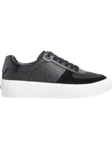 Zapatillas urbanas Calvin Klein de cuero sintético negro con estampado de monograma texturizado, detalles en gamuza y suela de plataforma blanca.