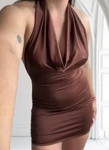 Vestido corto marrón con escote halter y espalda descubierta.