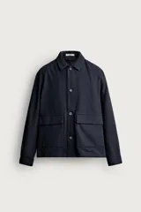 Sobrecamisa relaxed fit de color negro, confeccionada en tejido con algodón. Cuenta con cuello solapa, manga larga con puño abotonado, bolsillos plastrón con solapa en la cadera y cierre frontal de botonadura oculta.