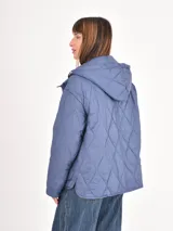 Campera acolchada con diseño de rombos, color azul, con capucha, cierre frontal y bolsillos delanteros.