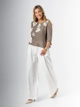 Pantalón wide leg marrón de tela sastrera con pinzas y elástico en la cintura.