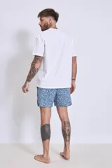 Short de baño azul con estampado floral en tonos rosa y blanco.