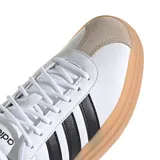 Championes adidas VL Court Bold con diseño de plataforma, capellada de cuero sintético blanco, las icónicas tres tiras laterales en negro y suela de goma color caramelo.