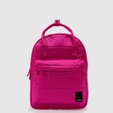 Mochila urbana de diseño acolchado en color negro, con compartimento principal y bolsillo frontal con cierre. Cuenta con asas superiores de mano y correas ajustables acolchadas. Incluye compartimento interior para notebook de 13 pulgadas y detalle de logo de la marca en la parte inferior.