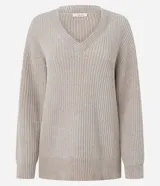 Suéter de punto color beige con escote en V, mangas largas con puños ajustados y diseño holgado. Confeccionado en poliéster.