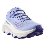 Championes de trail running Salomon Ultra Glide 4, color celeste y violeta con entresuela blanca y suela morada.